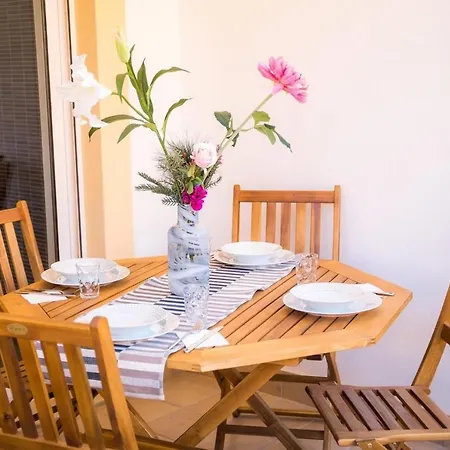 Апартаменты Large Modern 1 Bed With Pool *