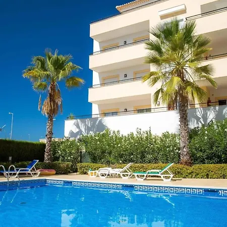 Large Modern 1 Bed With Pool