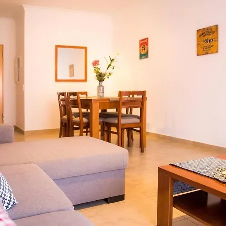 Large Modern 1 Bed With Pool Апартаменты *