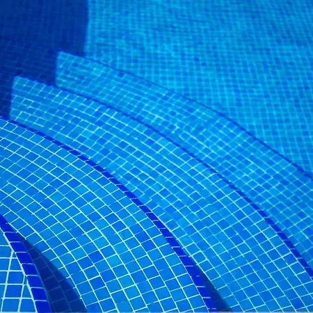 Large Modern 1 Bed With Pool *