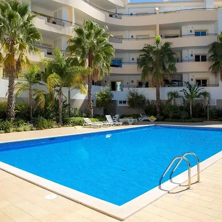 Large Modern 1 Bed With Pool *