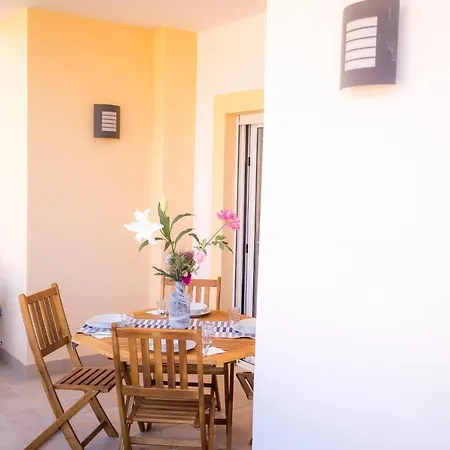 Large Modern 1 Bed With Pool *