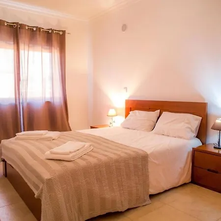 Large Modern 1 Bed With Pool