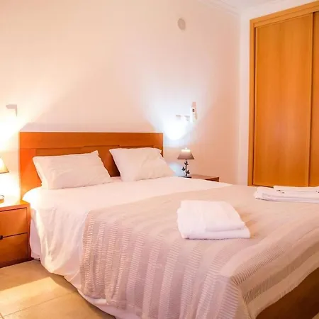 Апартаменты Large Modern 1 Bed With Pool