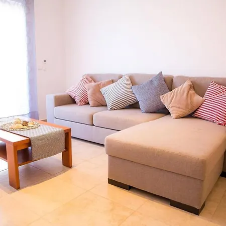Апартаменты Large Modern 1 Bed With Pool