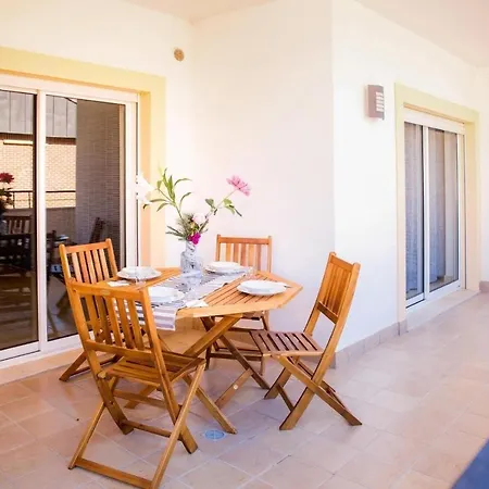 Large Modern 1 Bed With Pool Apartment *