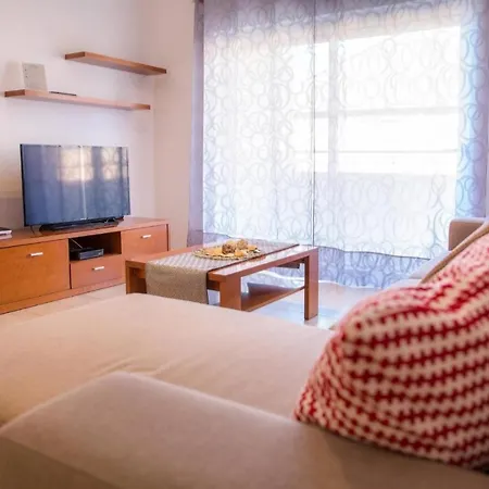 Large Modern 1 Bed With Pool Apartment