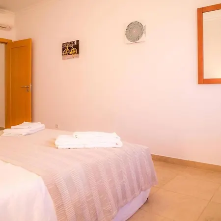 Large Modern 1 Bed With Pool