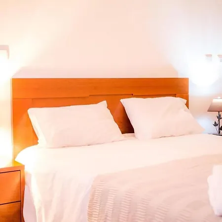 Large Modern 1 Bed With Pool Apartment